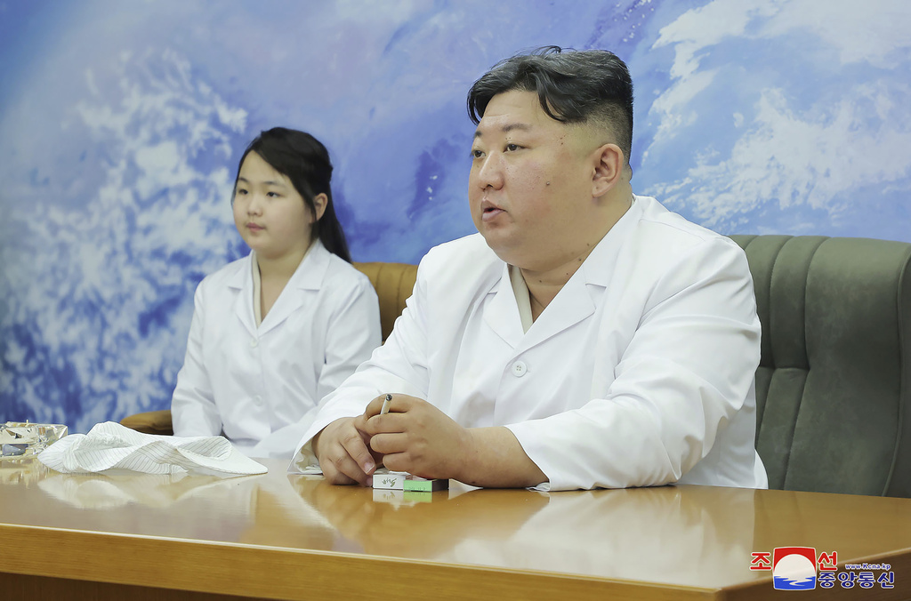 El gobernante Kim Jong Un y su hija visitaron la agencia aeroespacial de Corea del Norte | AP