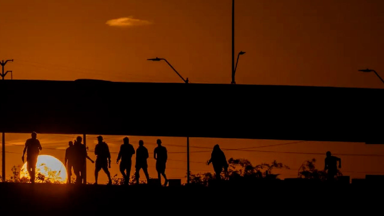 Migrantes deportados pueden decidir si regresar a su país o permanecer en Tijuana: Enrique Lucero