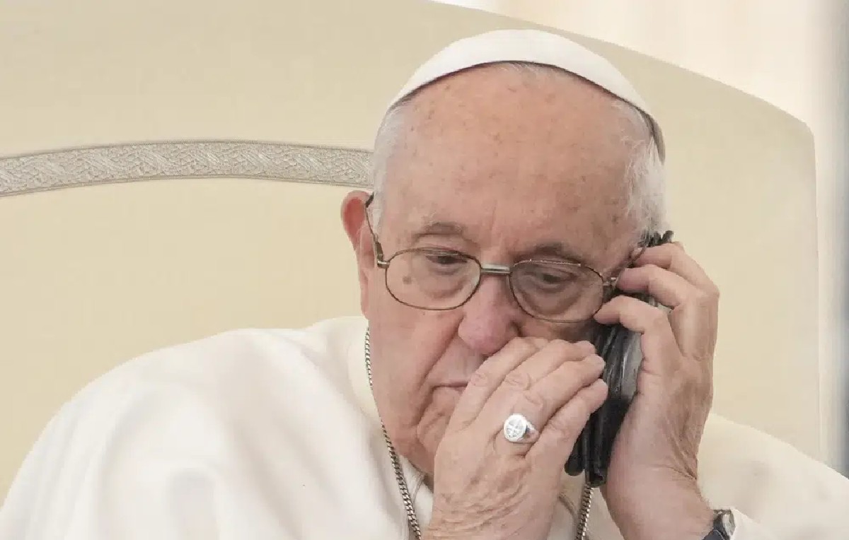 Papa Francisco atendiendo llamada durante audiencia papal (AP)