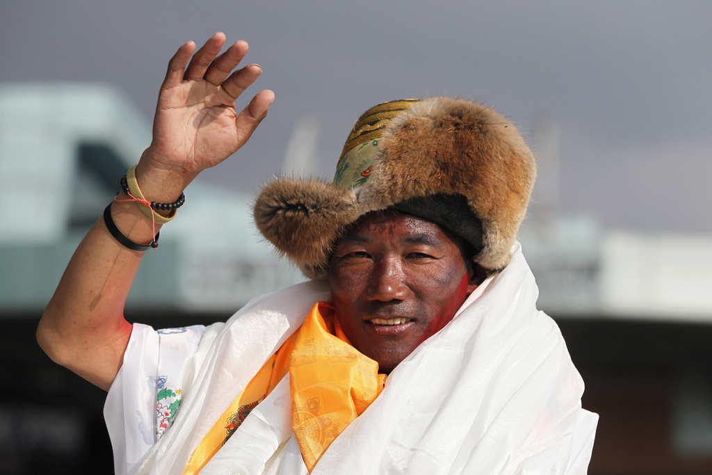 El veterano guía sherpa nepalí Kami Rita saluda a su llegada a Katmandú, Nepal | AP