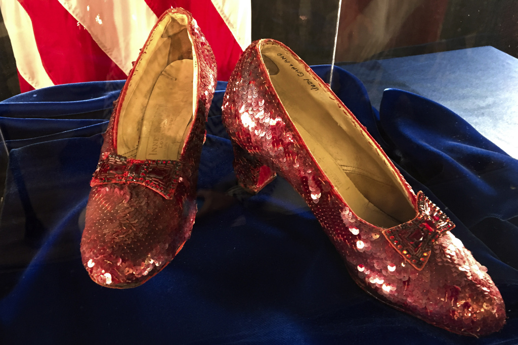 Las zapatillas rojas usadas por Judy Garland en la película “El Mago de Oz” (Foto AP /Jeff Baenen)