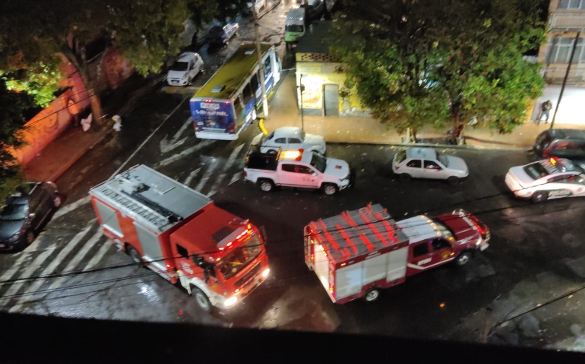 Por caída de rayo en tanque de gas, se inicia incendio. (@SGIRPC_CDMX)