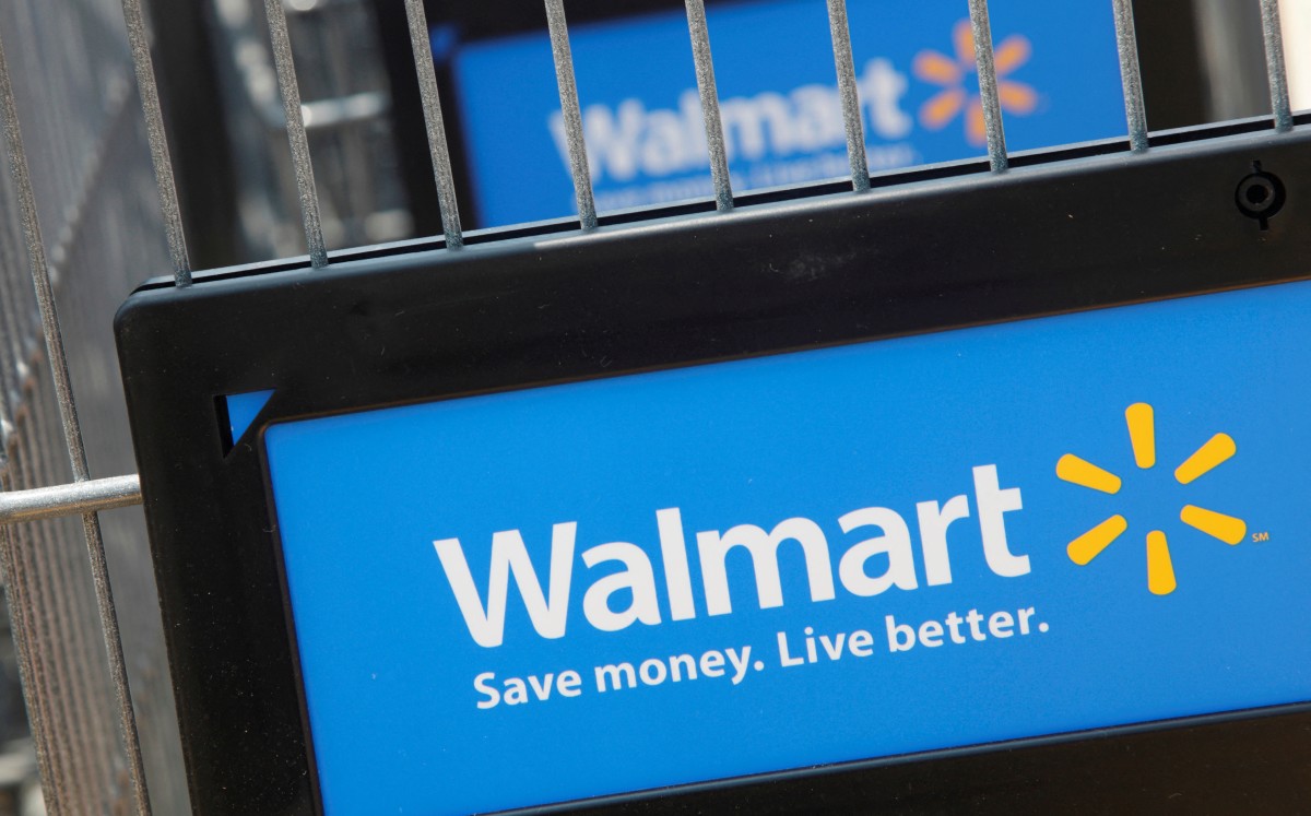 Carros de compra en el exterior de una tienda Walmart Express en Chicago, EU. Julio de 2011. Foto: (Reuters)