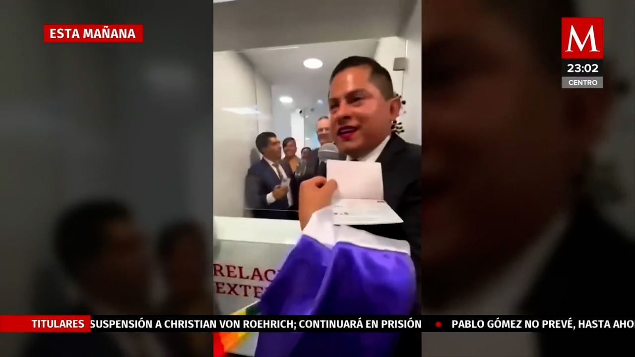 Emiten primer pasaporte NO BINARIO en México; Ebrard entrega documento a MAGISTRADE Ociel Baena
