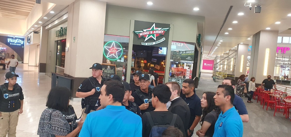 Un grupo de jóvenes denunciaron que se les corrió del lugar por llevar a un cura. (Especial)