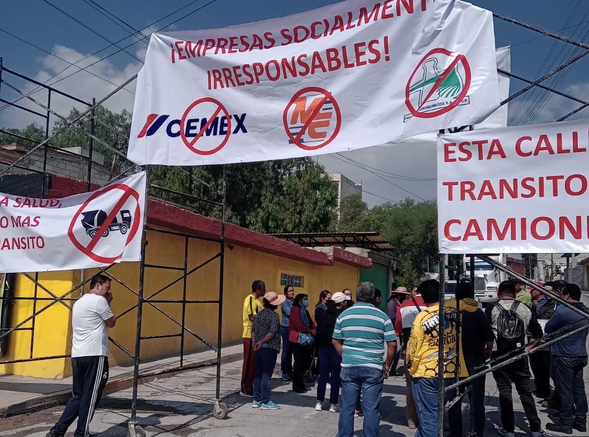 Los habitantes se concentraron y bloquearon una calle aledaña a la carretera federal Jorobas-Tula. (Francisco Villeda)