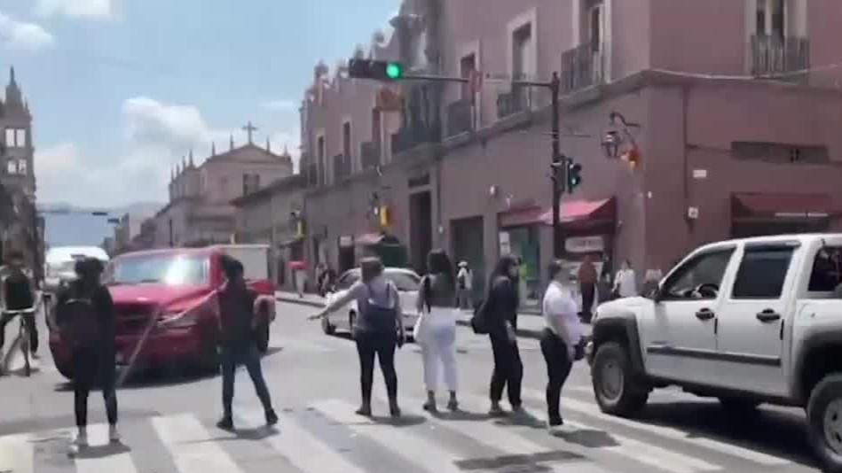 Integrantes de grupos feministas protestan afuera del Congreso Estatal en Michoacán