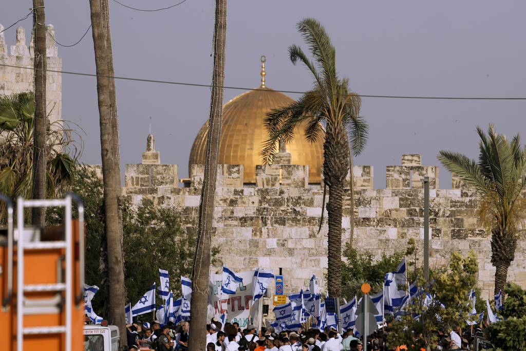 israelíes ondean banderas nacionales delante de la Puerta de Damasco,