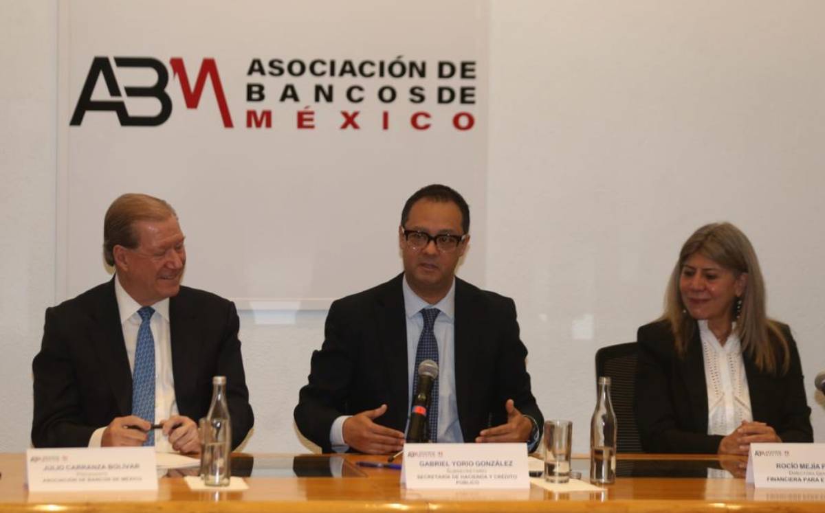 Julio Carranza Bolívar, presidente ABM; Gabriel Yorio, subsecretario SHCP; y Roció Mejia flores. Foto: (Jorge Carballo)