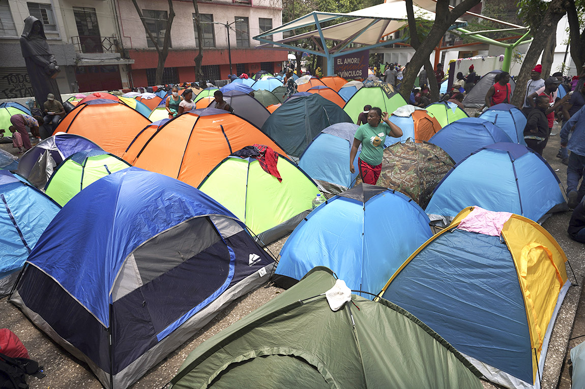 Migrantes vuelven a instalar casas de campaña en la plaza Giordano Bruno. Foto   Marco Ugarte AP