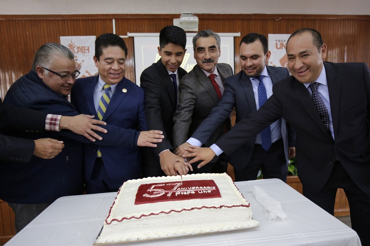Se partió un pastel para convivir con la comunidad universitaria para redondear el festejo (Cortesía)