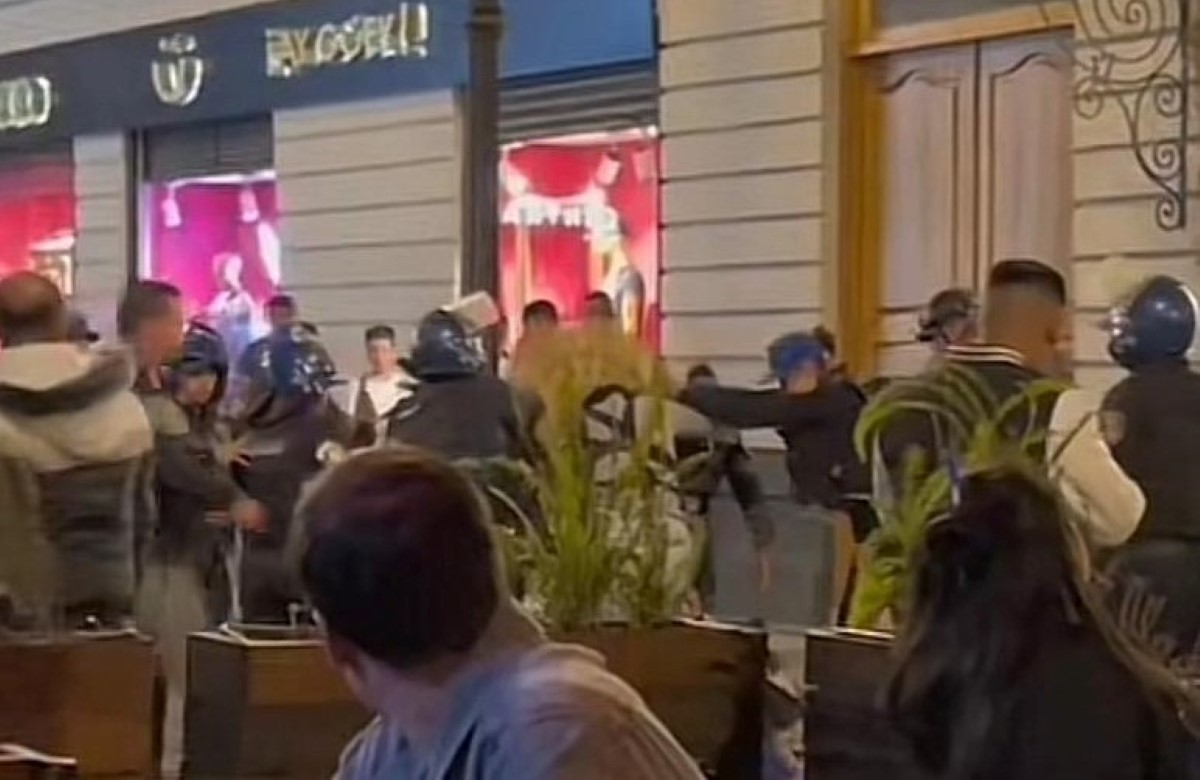 Los policías le tiraron la canasta de churros a la mujer. | TikTok @ashleycavazos01