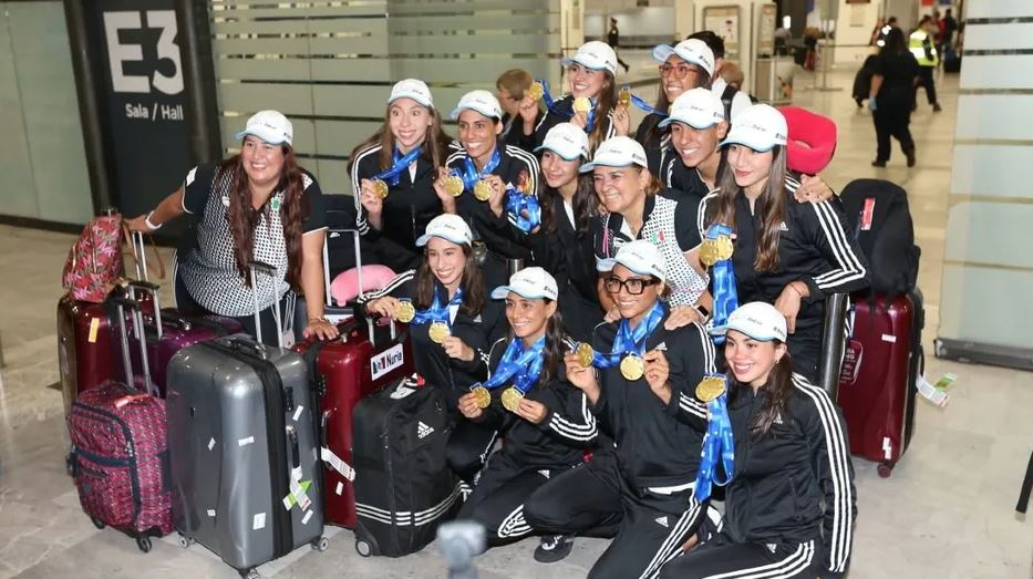 Sedena no financió el viaje de nadadoras mexicanas a Copa del Mundo; responden a AMLO