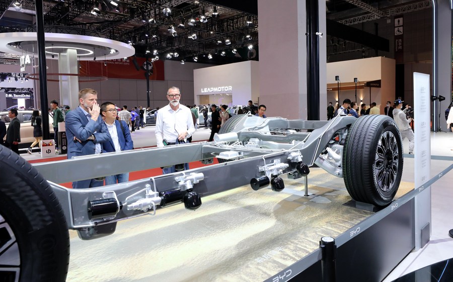 Un sistema hidráulico inteligente de la carrocería de la automotriz china BYD, Shanghái en el este de China. 19 de abril de 2023. (Xinhua/Fang Zhe)