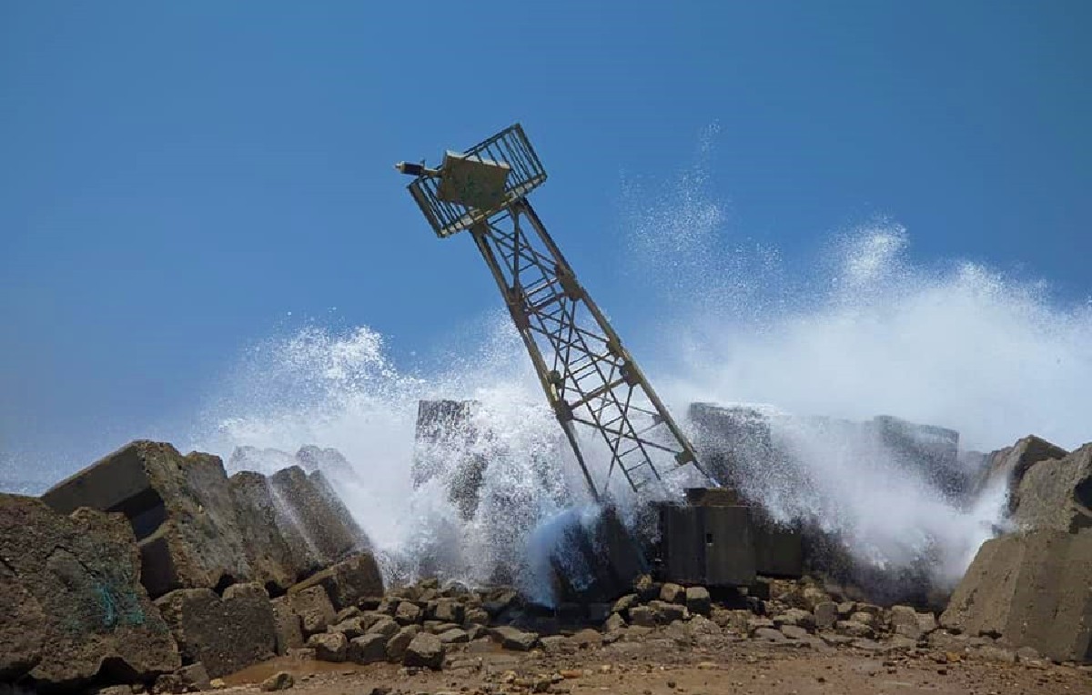 Torre de salvavidas derribada en Playa Marinero ( Foto: Wilmer Gil López)