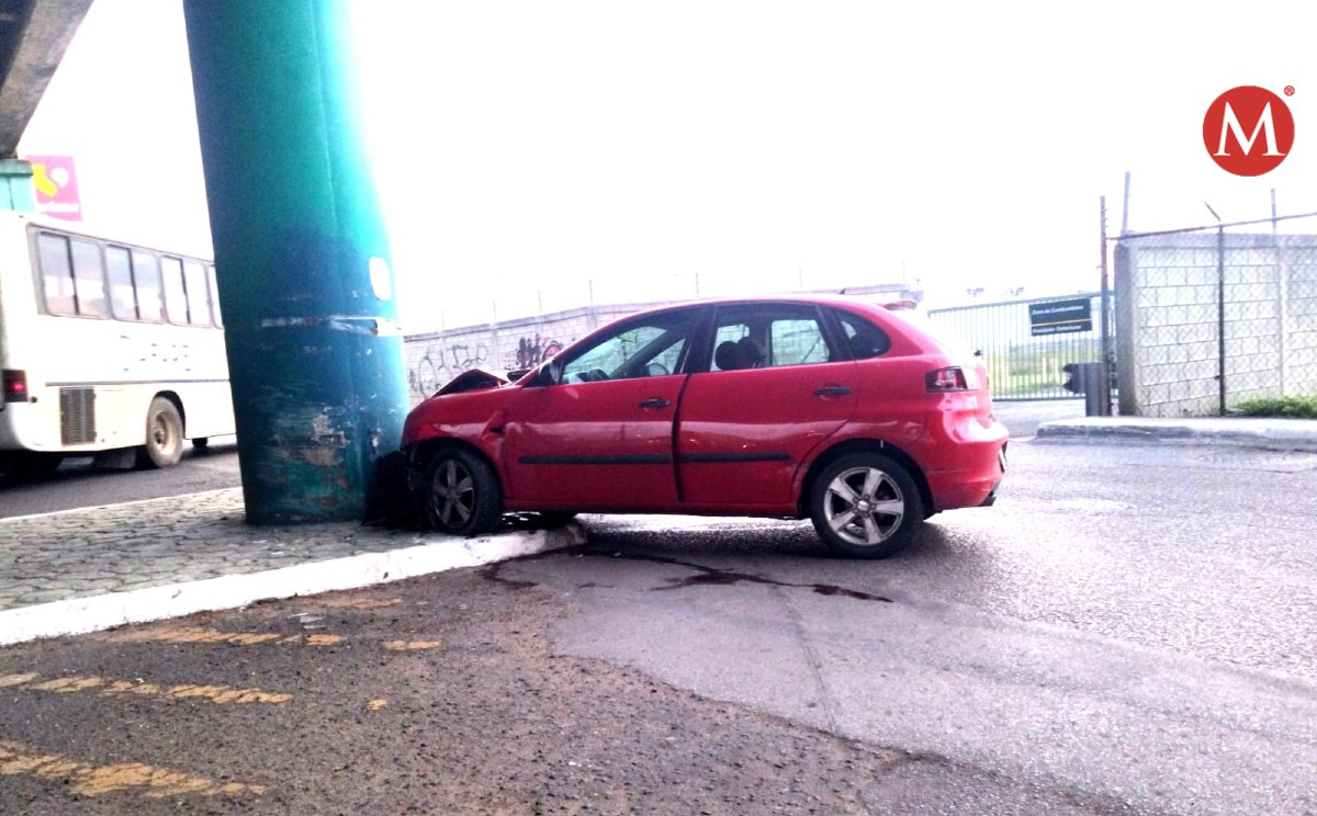 Conductor choca contra pilar de puente Tancol y abandona la unidad