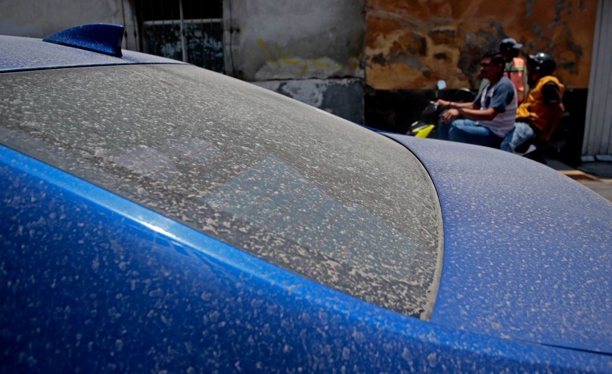 La ceniza cayó sobre casas y autos en la GAM. | Cuartoscuro