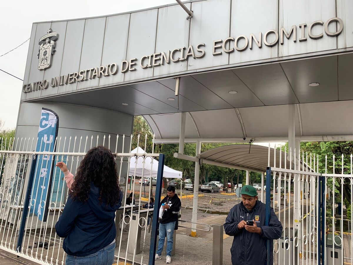 CUCEA durante el examen de admisión de la UdeG (Roberto Hurtado)