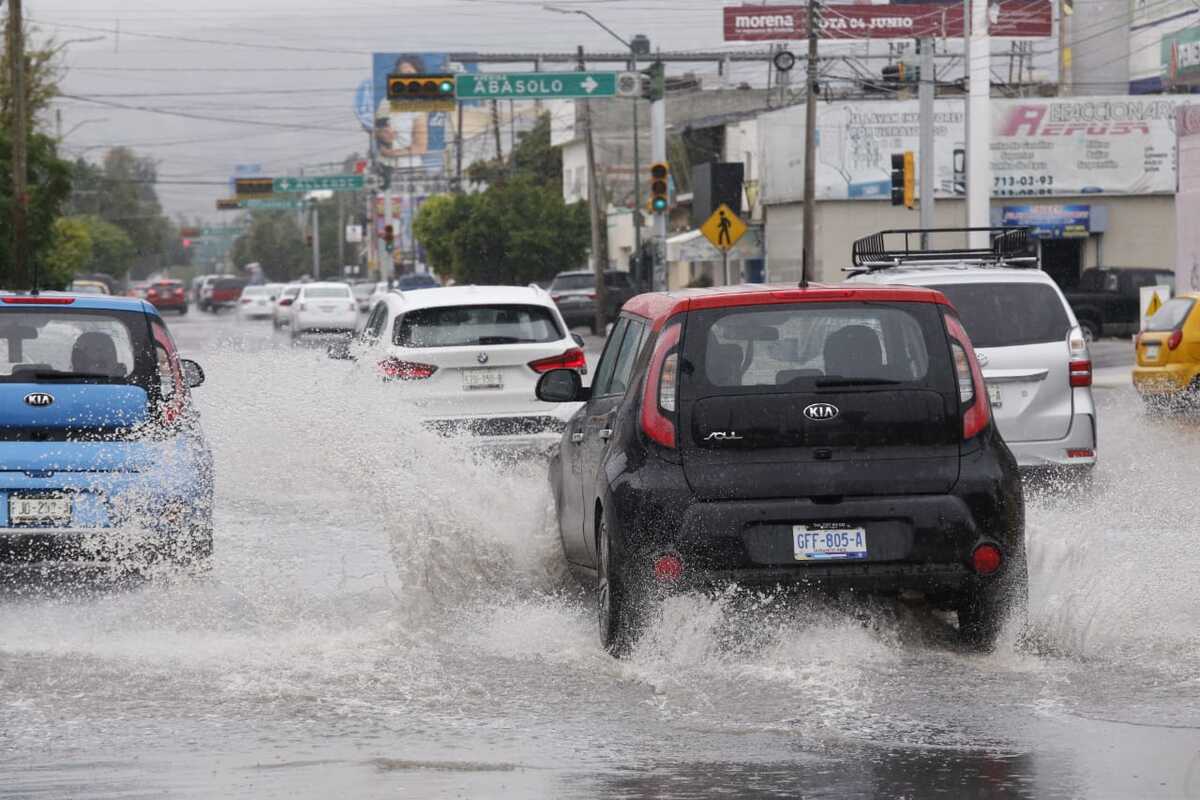 Las distintas dependencias municipales desplegaron un operativo de atención ante las lluvias en Torreón.