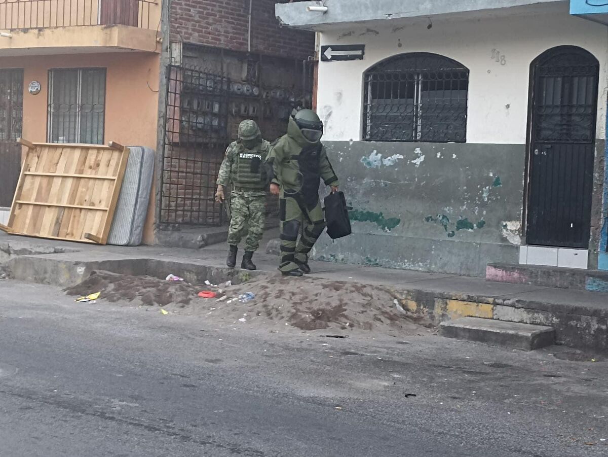 Miembros del Escuadrón Antibomba en la escena, en Colima.