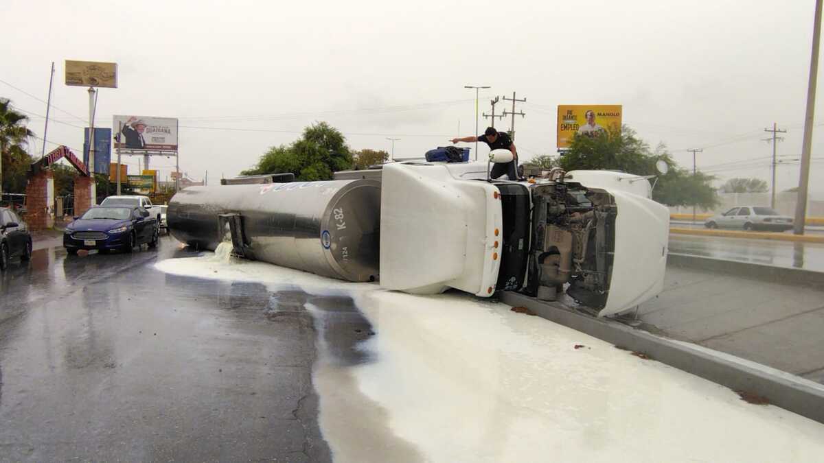 La unidad transportaba más de 36 mil litros de leche, la cual comenzó a derramarse sobre la carretera. (Manuel Guadarrama)
