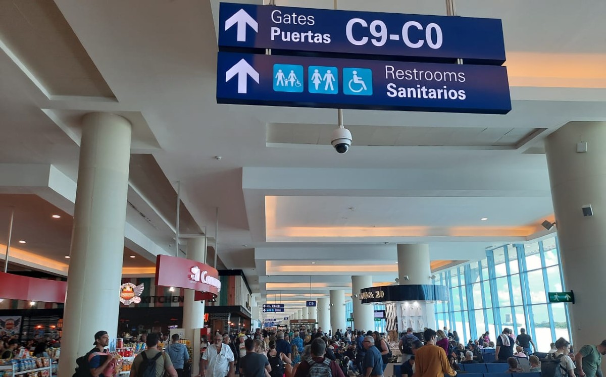 Cancelan 29 vuelos en Cancún por cenizas del Popocatépetl. | Pablo Vázquez