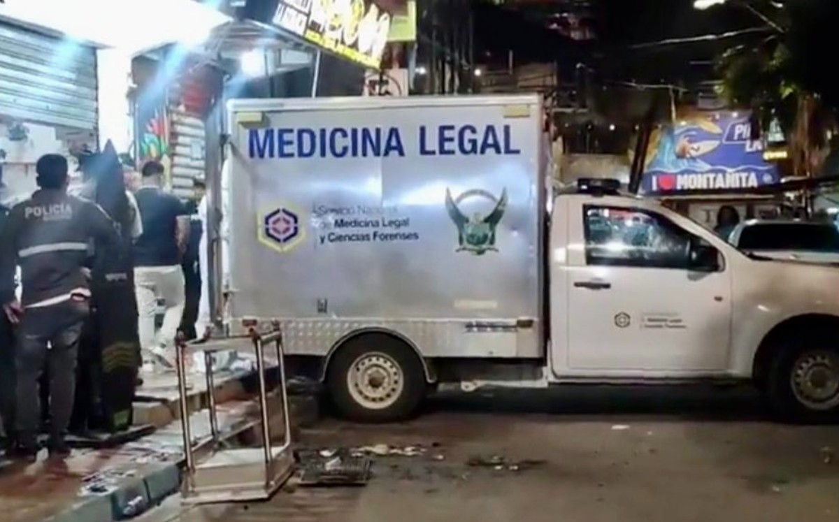 Comensales quedaron tendidos en el piso del negocio, y otros consiguieron escapar. (@FiscaliaEcuador).
