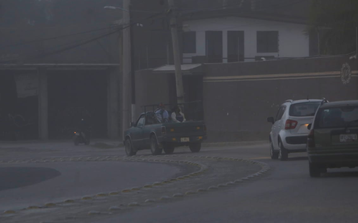 Ceniza cae en mayores cantidades en Atlixco. (Ariana Pérez)