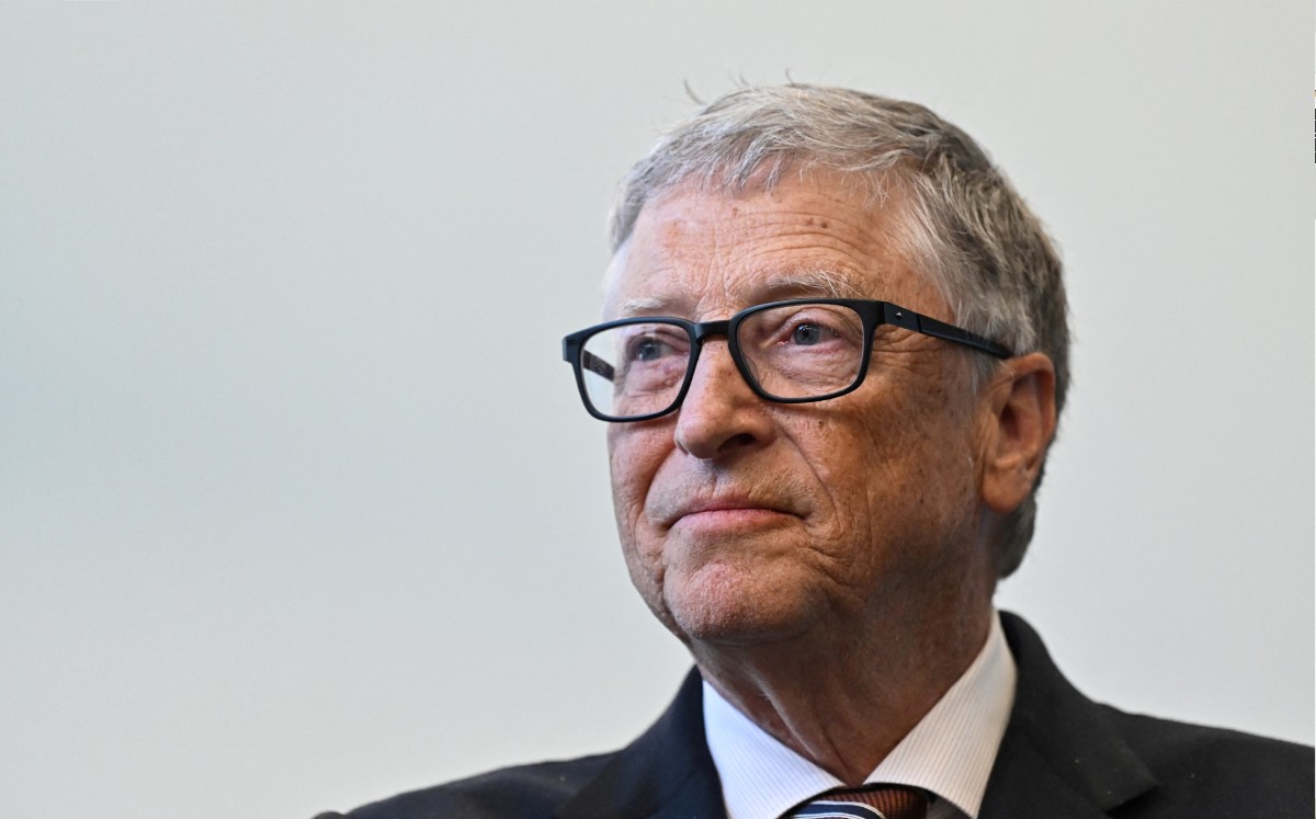 El fundador de Microsoft, Bill Gates, en una visita con el primer ministro británico Rishi Sunak de la Universidad Imperial College. Foto: (Reuters)