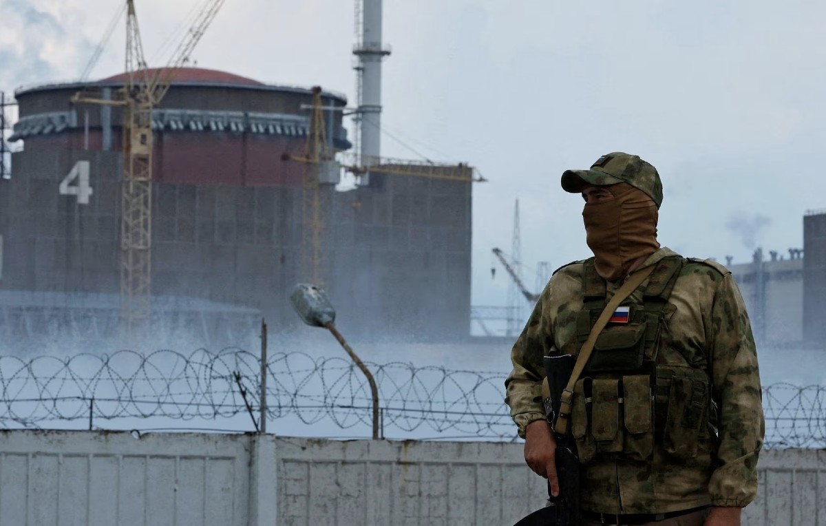 Militar ruso custodiando central nuclear de Zaporiyia (Reuters)