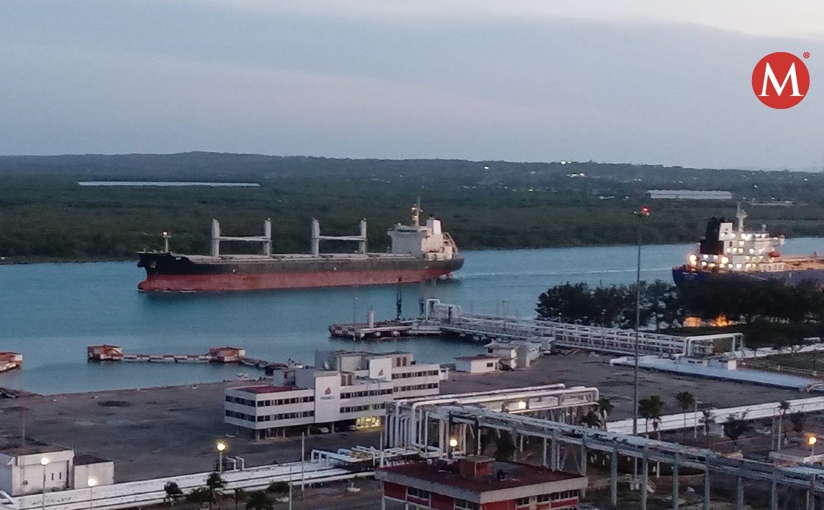Movimiento de barcos en el puerto de Tampico.