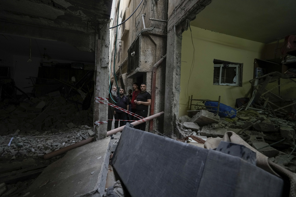 Palestinos revisan un edificio dañado tras una incursión militar israelí | AP