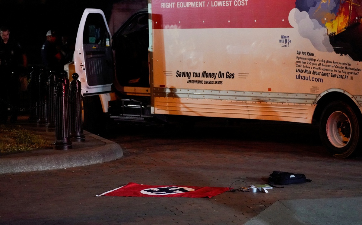 La bandera quedó tendida en el suelo a un costado del camión chocado. Foto: (Reuters).