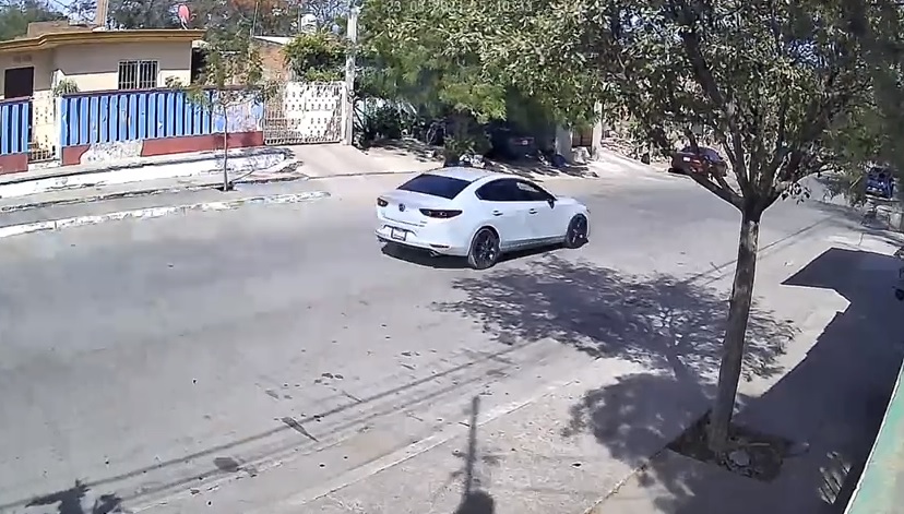 Una cámara de vigilancia captó el Nissan SENTRA huyendo de la policía.