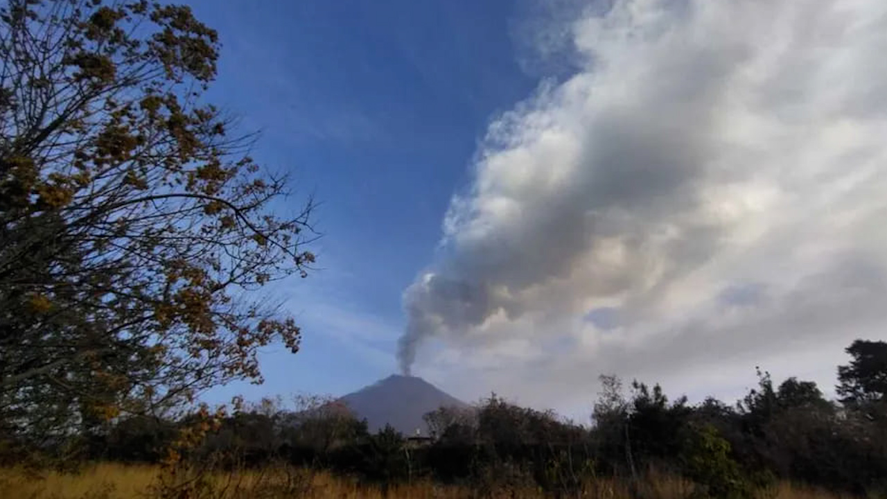 Continúa la caída de ceniza por intensa actividad del volcán Popocatépetl
