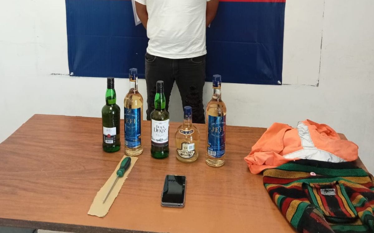 Detienen a hombre que intento robar una mochila con botellas alcohólicas. | Especial