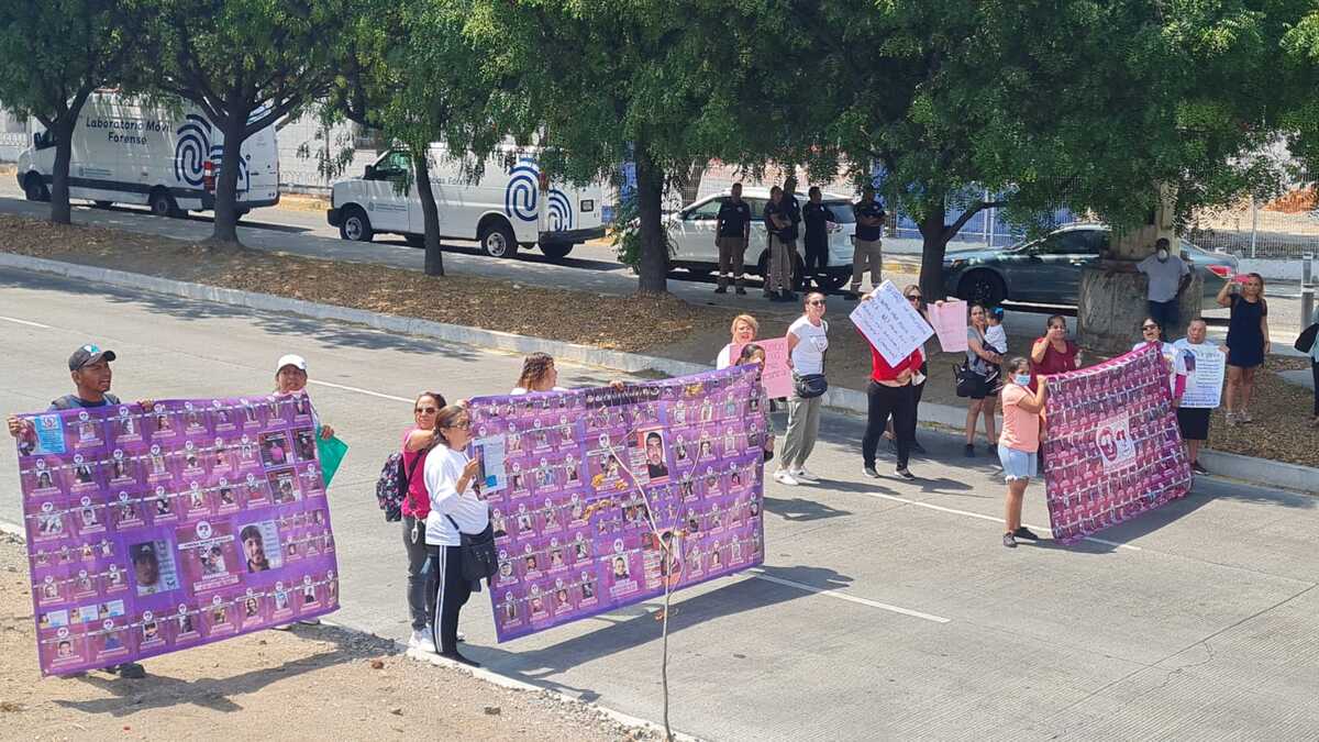 Familiares de las víctimas se manifestaron sobre Lázaro Cárdenas, a la altura del Instituto Jalisciense de Ciencias Forenses