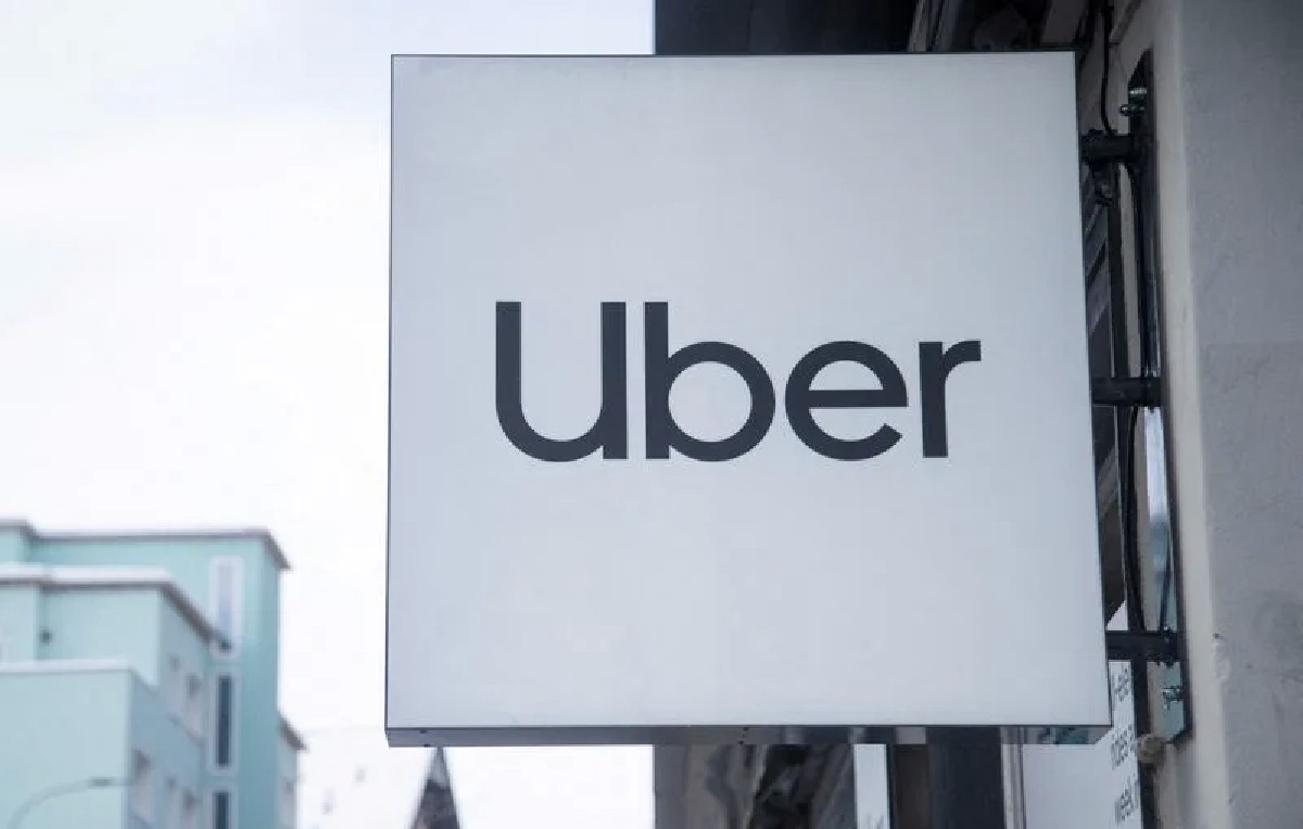 Logo de Uber en una sala de exhibición temporal del Foro Económico Mundial en Davos (Reuters)