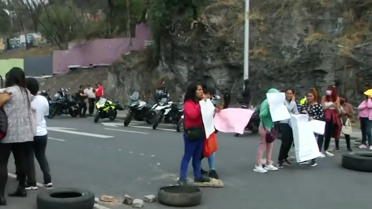 Padres de familia bloquean Insurgentes Norte; exigen mayor seguridad en escuela de sus hijos