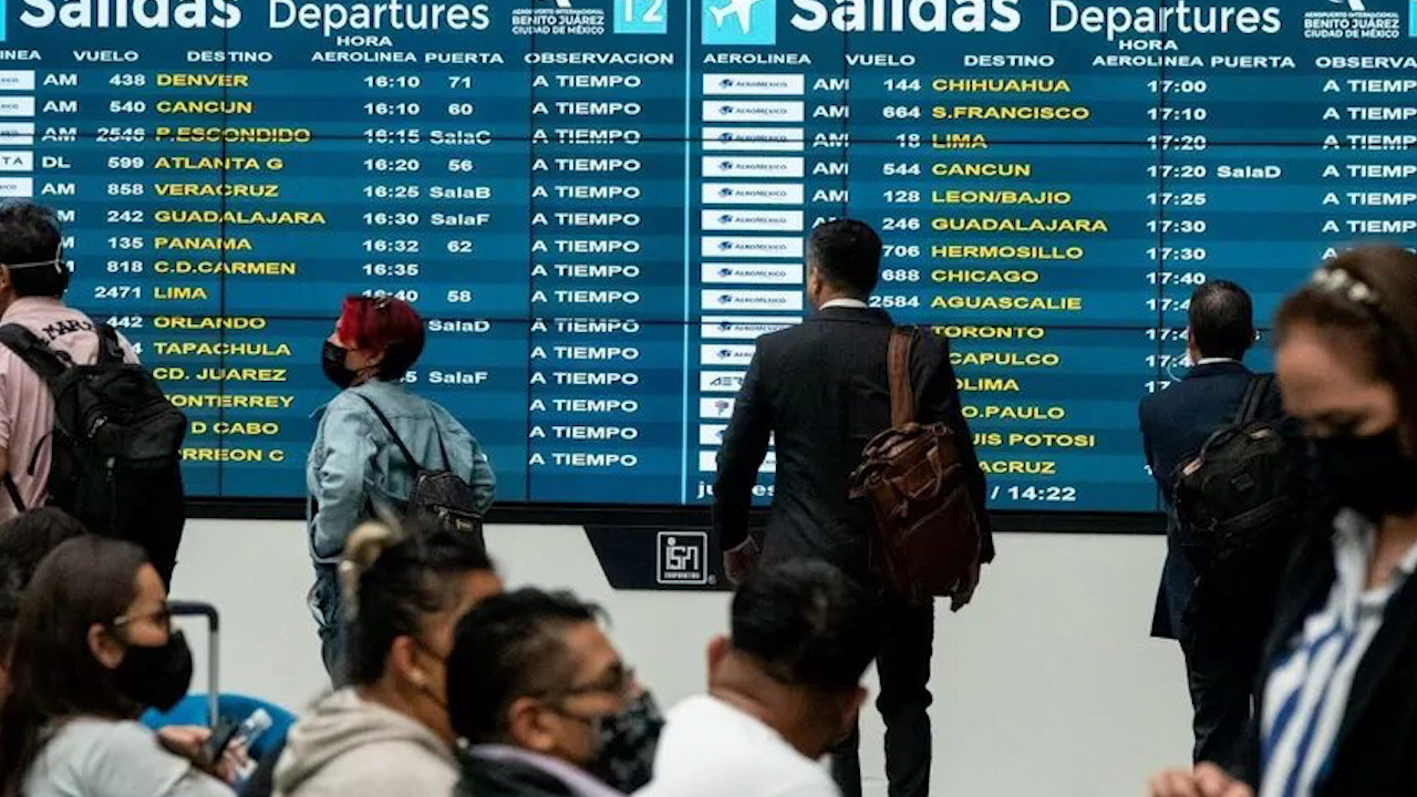 "No podemos permitir vuelos si hay un milímetro de ceniza en la pista": director del AICM