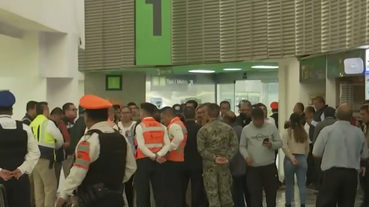 Reportan riña entre taxistas en la Terminal 1 del AICM