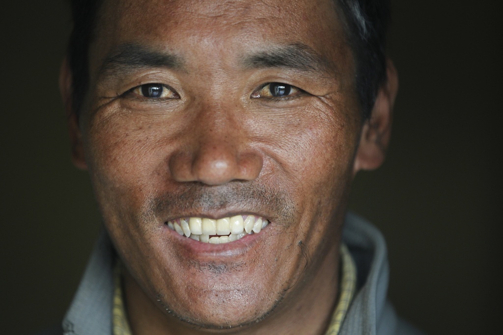 El veterano shepa nepalí Kami Rita, de 48 años, posa para una fotografía en su casa en Katmandú, Nepal | AP
