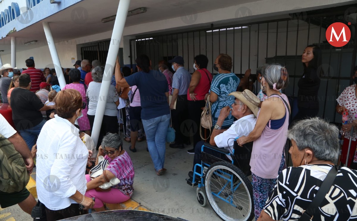 Adultos mayores esperan bajo el sol para cobrar pensión, no hay dinero
