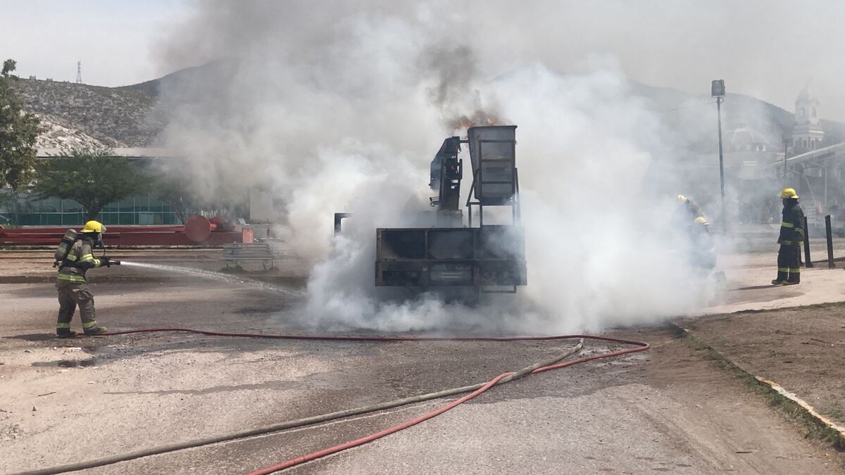 Afuera del multideportivo La Jabonera se reportó el incendio de una grúa. (Especial)
