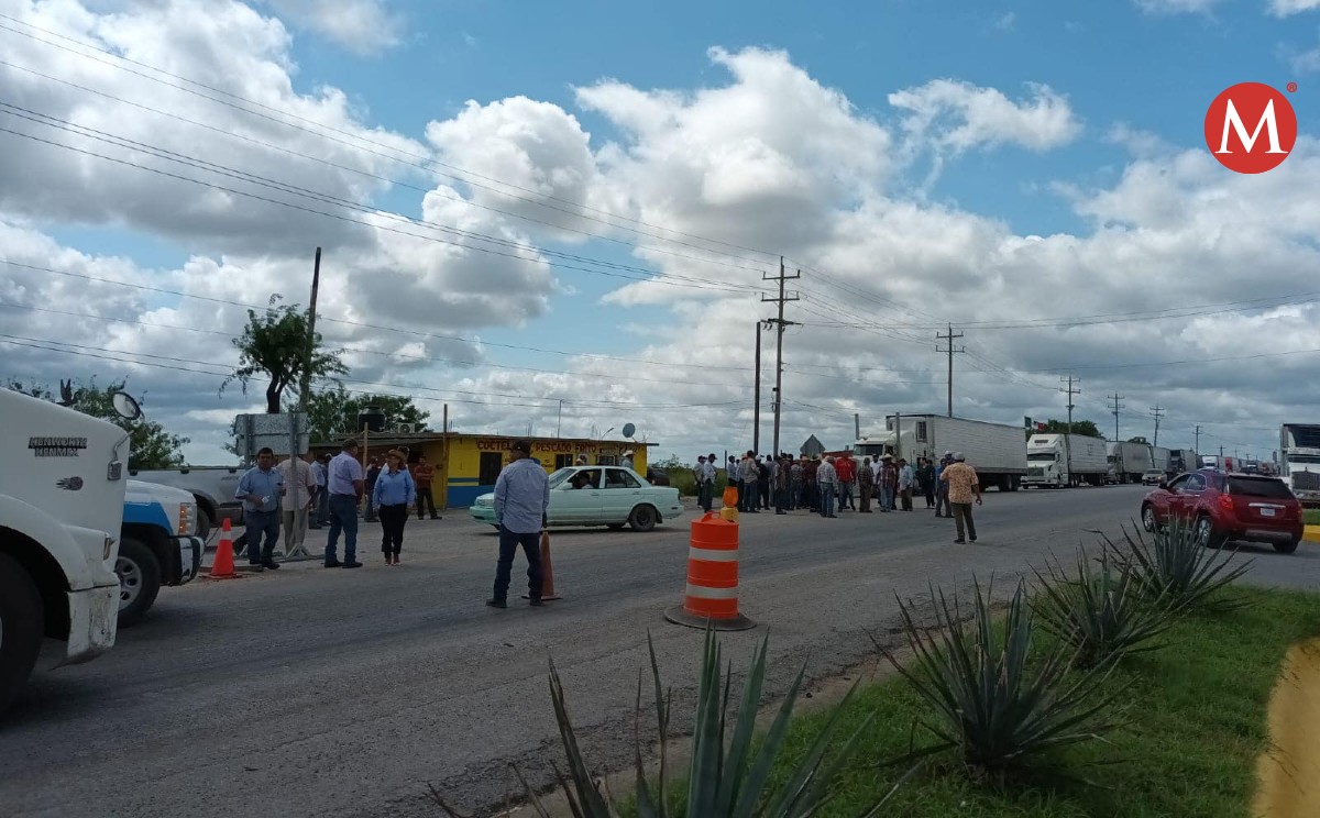 Agricultores bloquean carretera Victoria-Matamoros en ambos carriles