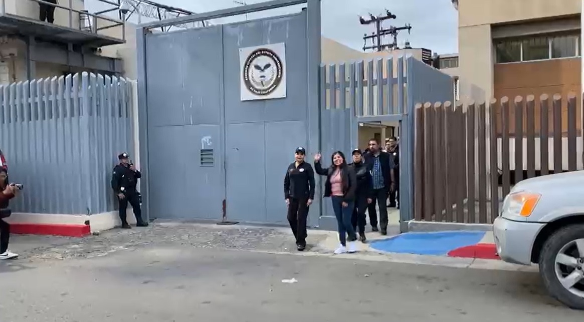 Alina Narciso Tehuaxtle saliendo de la prisión La Mesa en Tijuana.