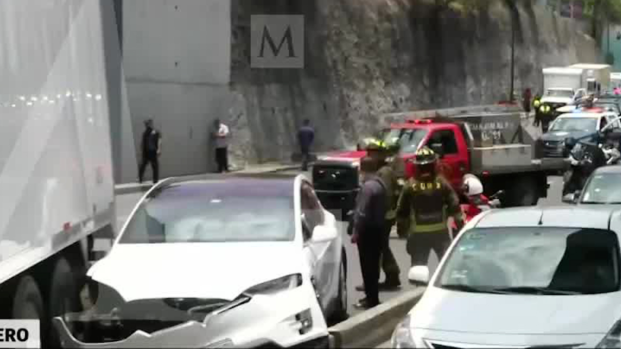 En CdMx, tráiler se queda sin frenos y choca contra varios vehículos a la altura de Puerta Santa Fe
