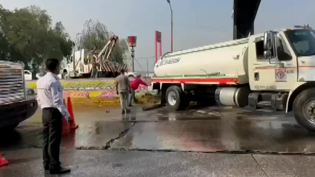 Choque entre pipa y tres vehículos paraliza avenida Tenayuca en Tlalnepantla