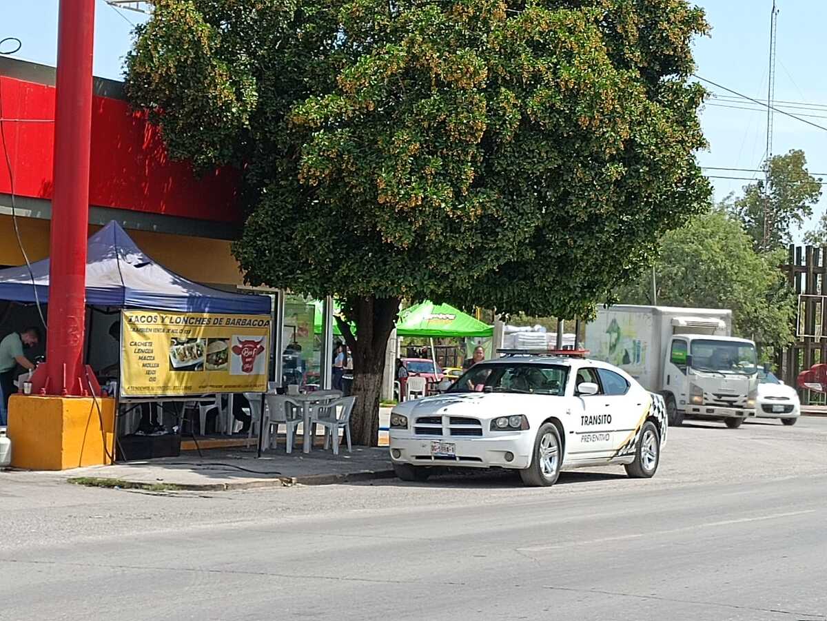 Los elementos estacionaron su unidad en área prohibida. (Luis Alatorre)