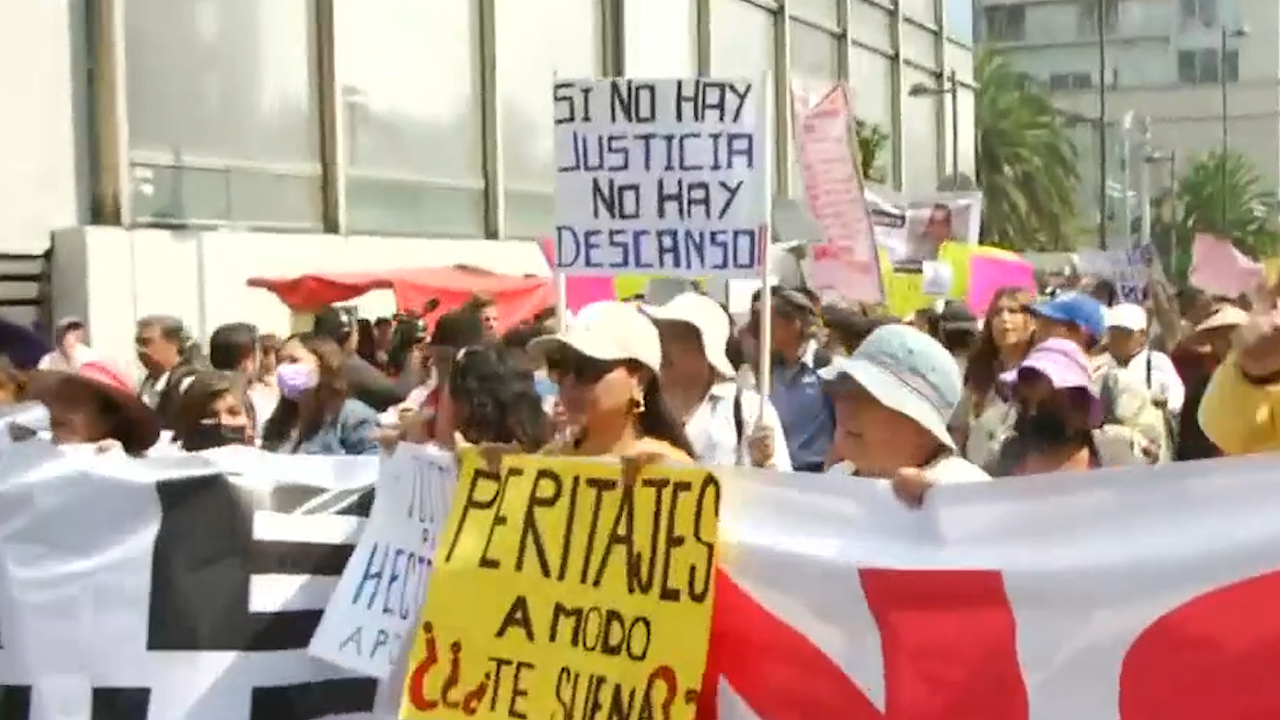 Familiares de personas detenidas protestan sobre avenida Balderas